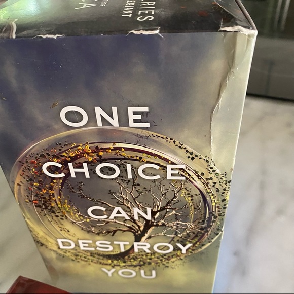 Veronica Roth’s book collection - Picture 12 of 13